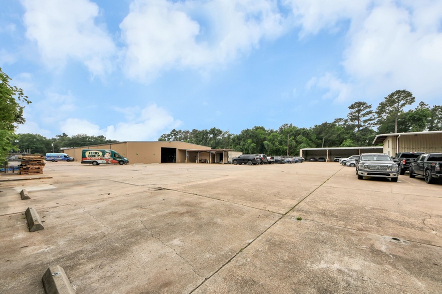 More Photos Of 10814 Woodedge Dr, Houston Warehouse For Sale