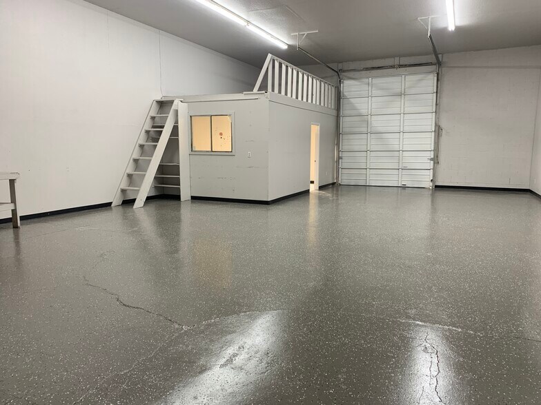 More Photos Of 1642 North Oatman Rd, Bullhead City Industrial For Lease
