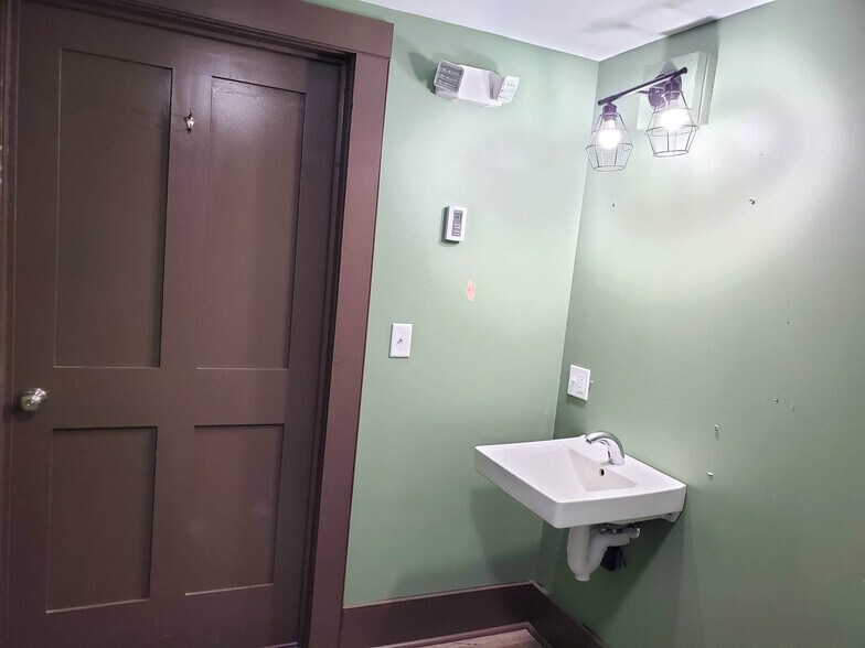 More Photos Of 42 Main St, Antrim Apartments For Lease