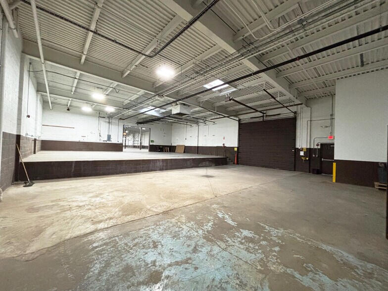 More Photos Of 340 Nagel Dr, Cheektowaga Distribution For Lease