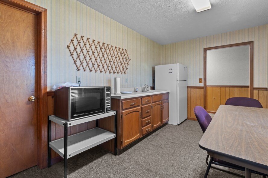 More Photos Of 721 E Broadway St, Fortville Office For Sale