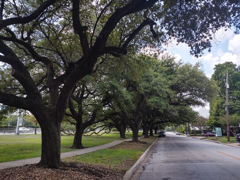 More Photos Of 1920 N Memorial Way, Houston Loft Creative Space For Lease