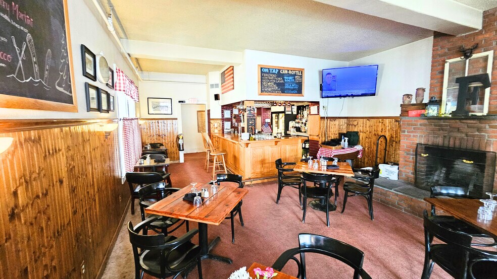 More Photos Of 40 Common St, Chester Hotel For Sale