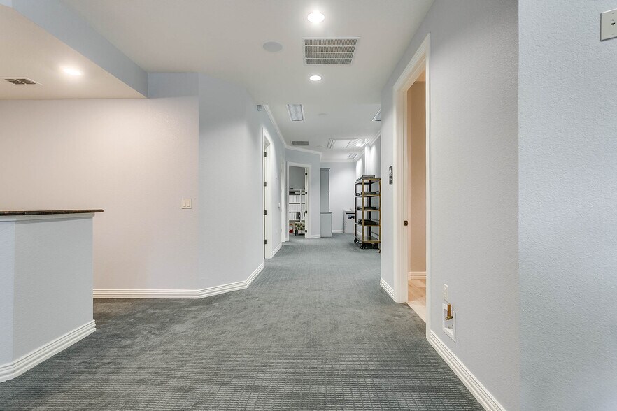 More Photos Of 7633 Bellaire Dr S, Fort Worth Medical For Sale