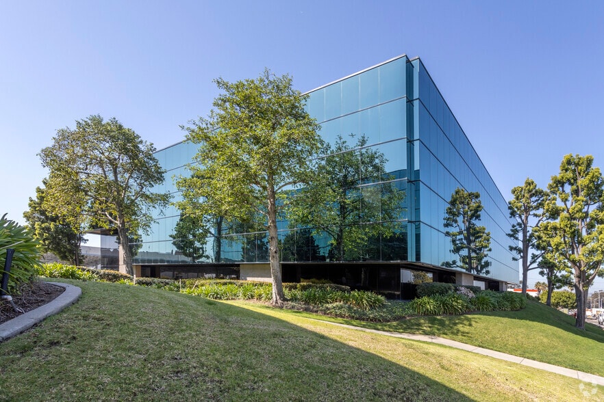 More Photos Of 7675 Dagget St, San Diego Office For Lease