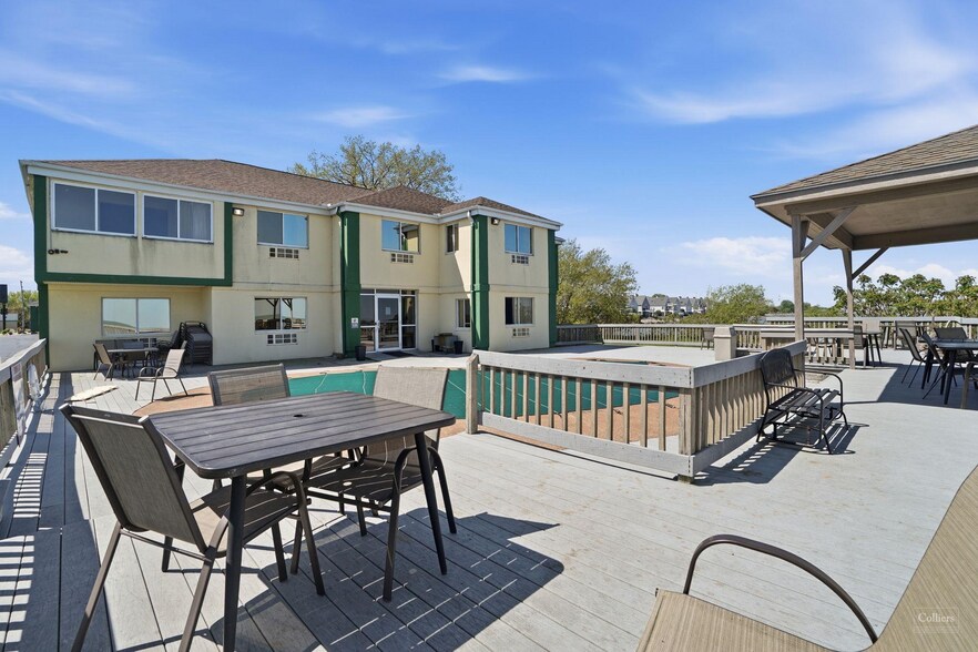 More Photos Of 1723 E Perry St, Port Clinton Hotel For Sale