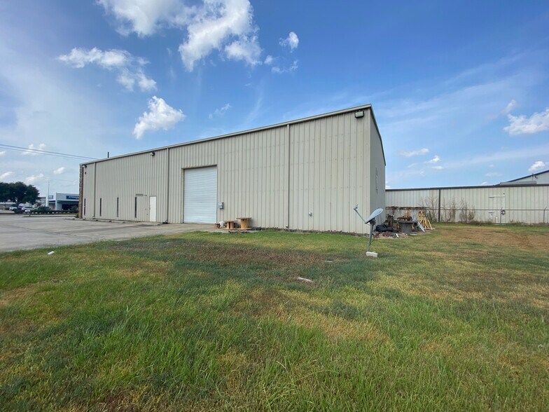 More Photos Of 4950 Washington Blvd, Beaumont Light Manufacturing For Sale