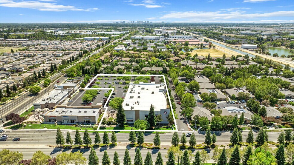 More Photos Of 1900 Del Paso Rd, Sacramento Health Club For Lease