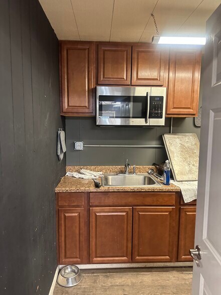 More Photos Of 601 E 10th St, Alton Warehouse For Sale