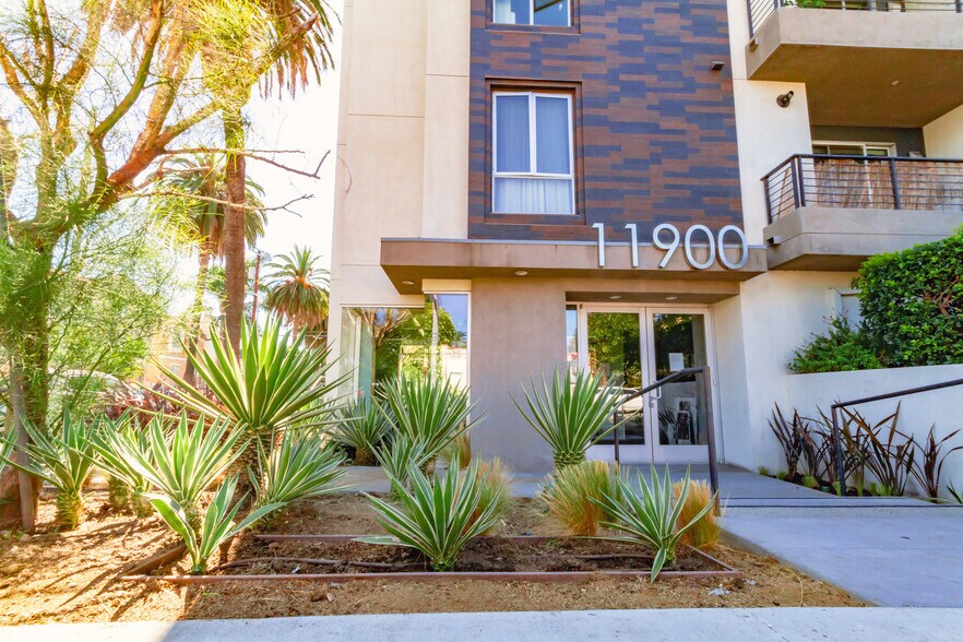 More Photos Of 11900 Courtleigh Dr, Los Angeles Apartments For Sale