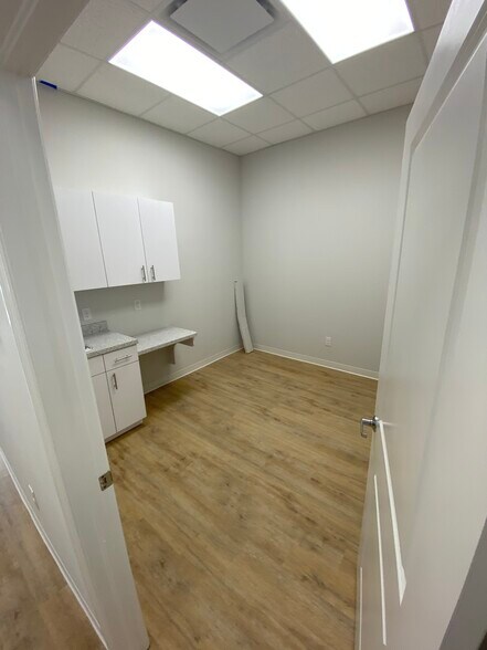 More Photos Of 665-677 S Kings Ave, Brandon Medical For Lease
