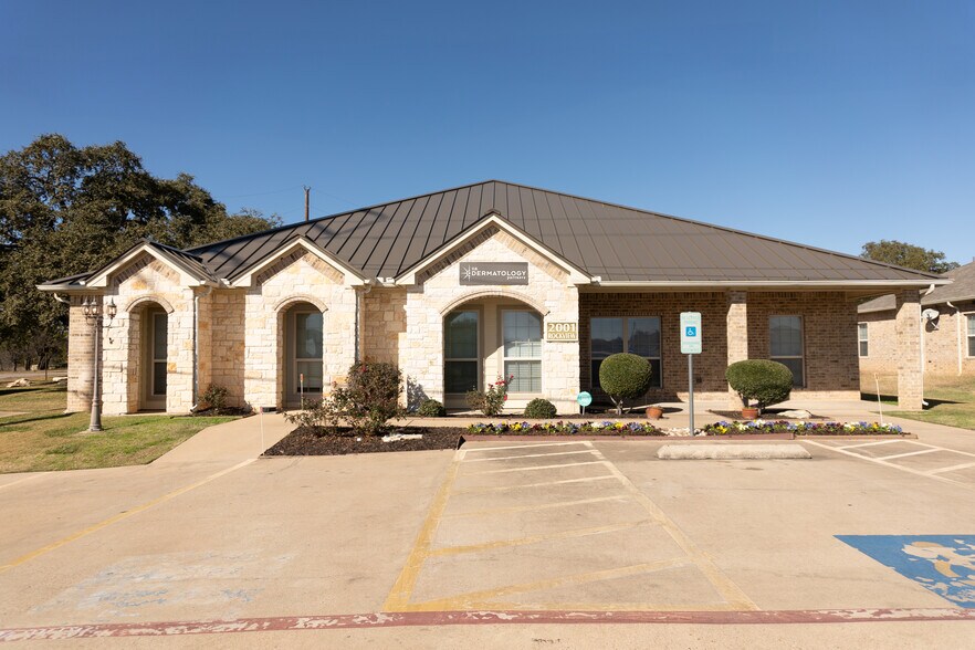 Primary Photo Of 2001 Rockview Dr, Granbury Medical For Lease
