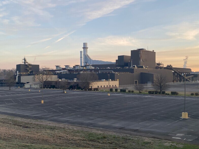 More Photos Of 134 Waupaca Dr, Etowah Manufacturing For Sale