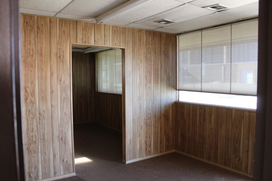 More Photos Of 814 9th St, Woodward Office For Sale