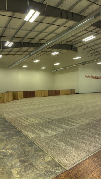 More Photos Of 6263 NE Industry Dr, Des Moines Warehouse For Lease