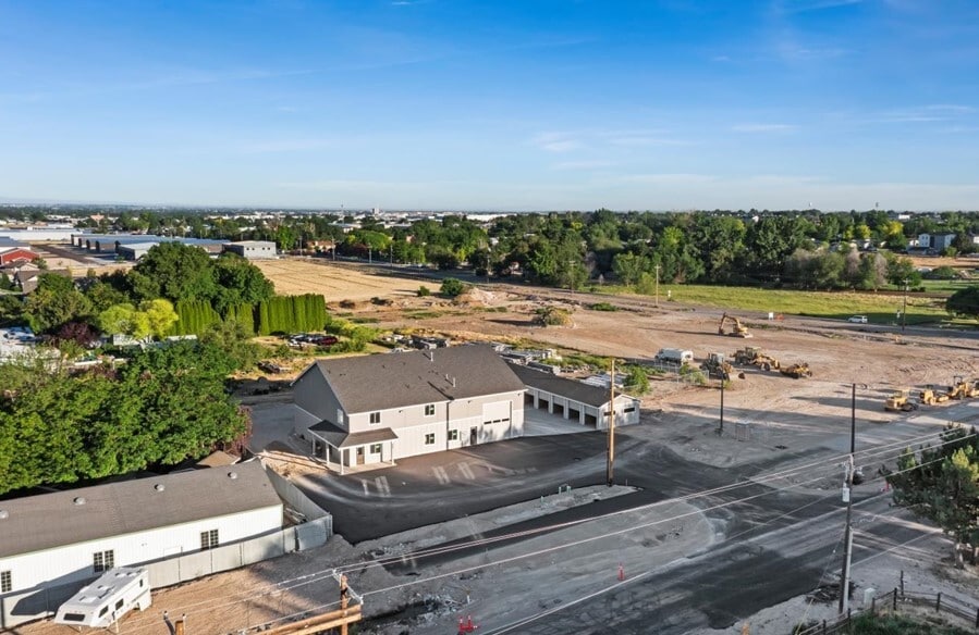 More Photos Of 225 N Happy Valley Rd, Nampa Warehouse For Lease