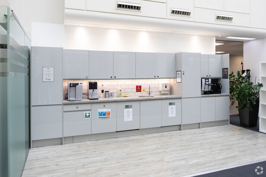 More Photos Of 2 Arlington Sq, Bracknell Coworking Space