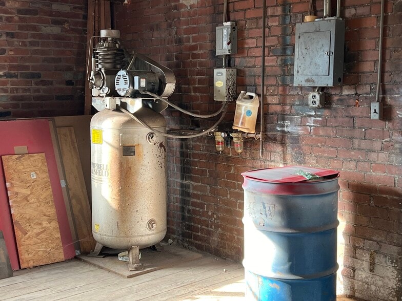 More Photos Of 1110 Dewey St, New Albany Storefront For Sale