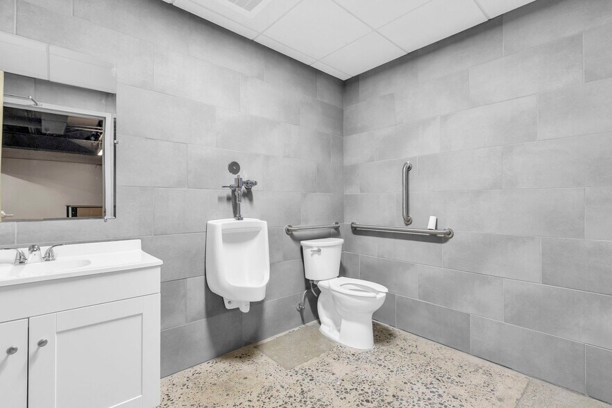 More Photos Of 10580 Barkley St, Overland Park Medical For Lease