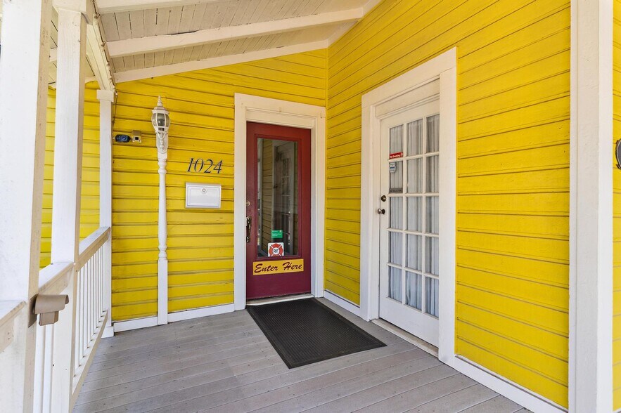 More Photos Of 1024 W Main St, Leesburg Storefront Retail Residential For Sale