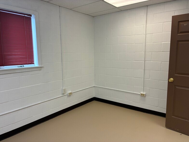 More Photos Of 1006 S Main St, Chambersburg Service Station For Lease