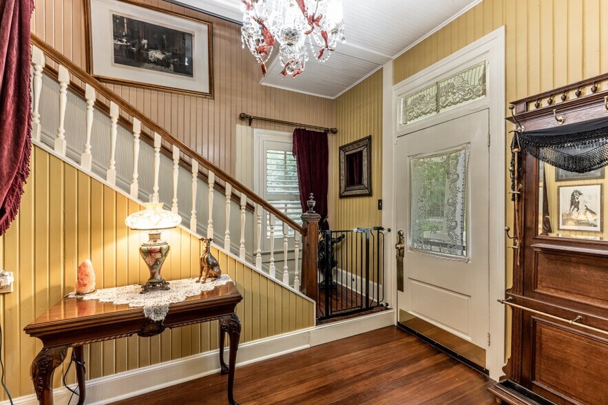 More Photos Of 455 Gibbs St, New Waverly Specialty For Sale