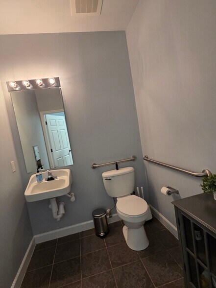 More Photos Of 705-711 Peninsula Dr, Davidson Office For Sale