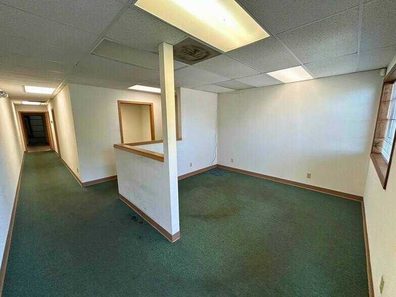 More Photos Of 2102-2112 W Vista, Springfield Light Manufacturing For Lease
