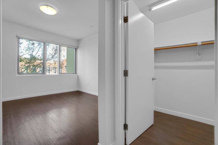 More Photos Of 525 Santa Monica Blvd, Santa Monica Apartments For Sale