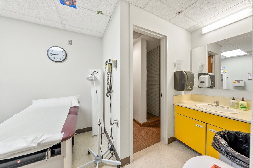 More Photos Of 715 NW Dimmick St, Grants Pass Office For Sale