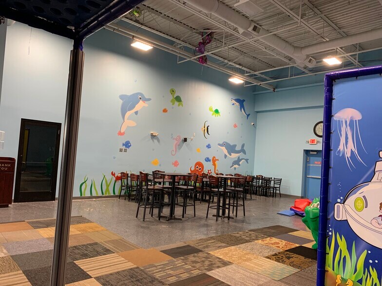 More Photos Of 78 W Maple Rd, Troy Restaurant For Lease