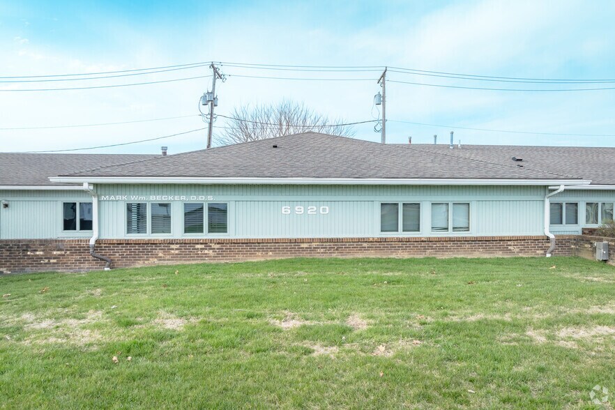 More Photos Of 6912 Spring Valley Dr, Holland Office For Sale