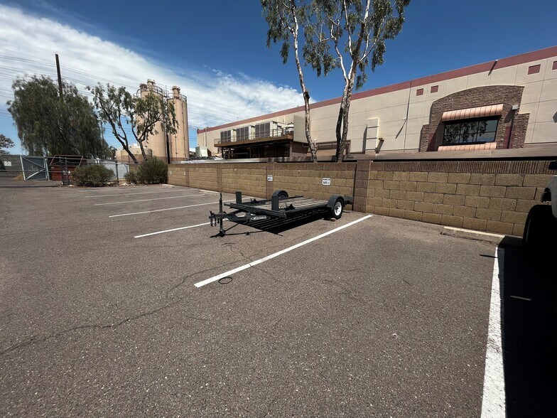 More Photos Of 206 W Julie Dr, Tempe Warehouse For Lease