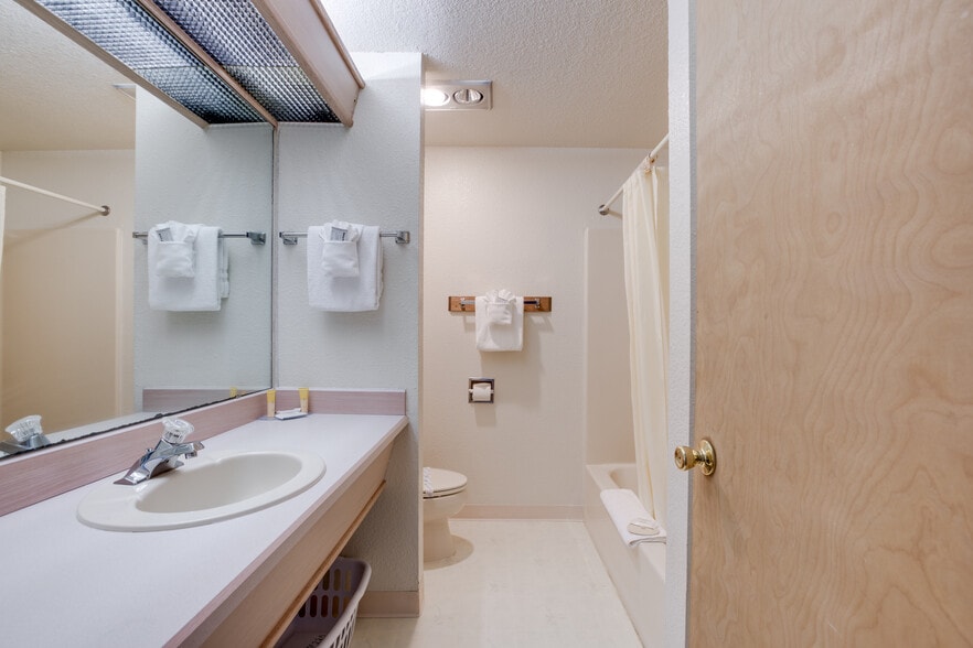 More Photos Of 101 NW 11th Ave, Rockaway Beach Hotel For Sale