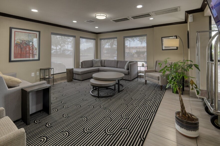 More Photos Of 889 W Bay Area Blvd, Webster Hotel For Sale