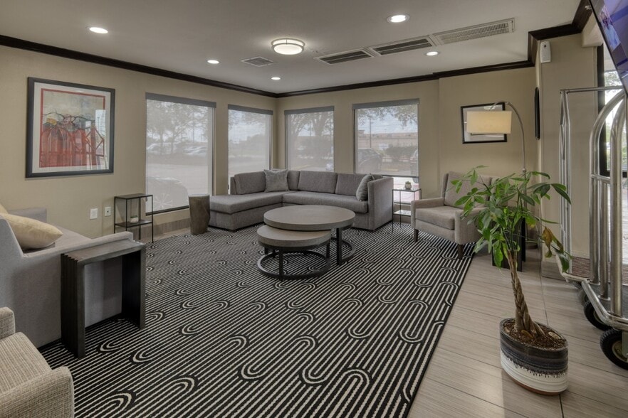 More Photos Of 889 W Bay Area Blvd, Webster Hotel For Sale