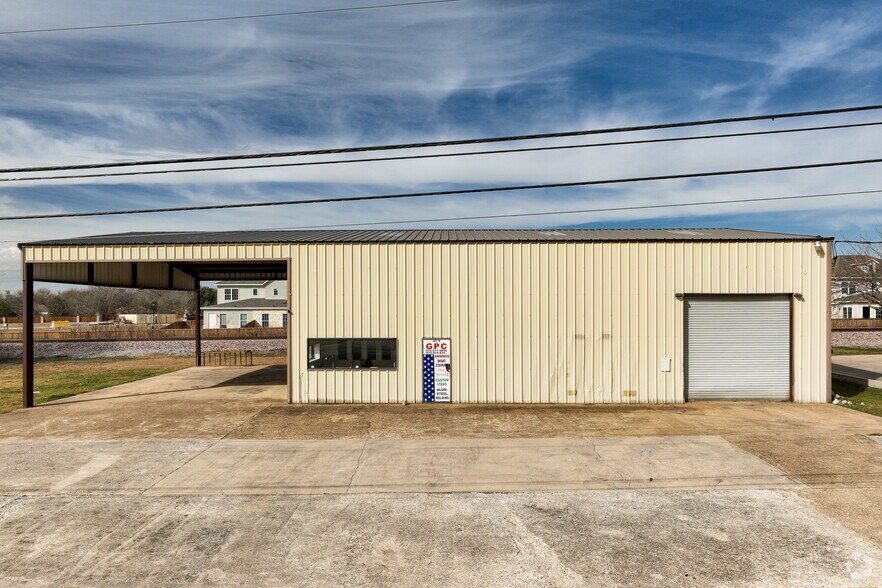 More Photos Of 307 TX-342, Red Oak Showroom For Sale