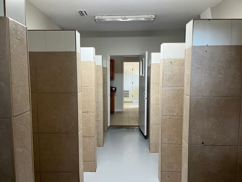 More Photos Of 8141 Ramona Blvd, Jacksonville Medical For Lease