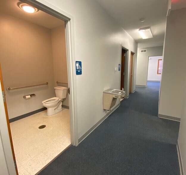 More Photos Of 1014 Ekstam Dr, Bloomington Office For Lease