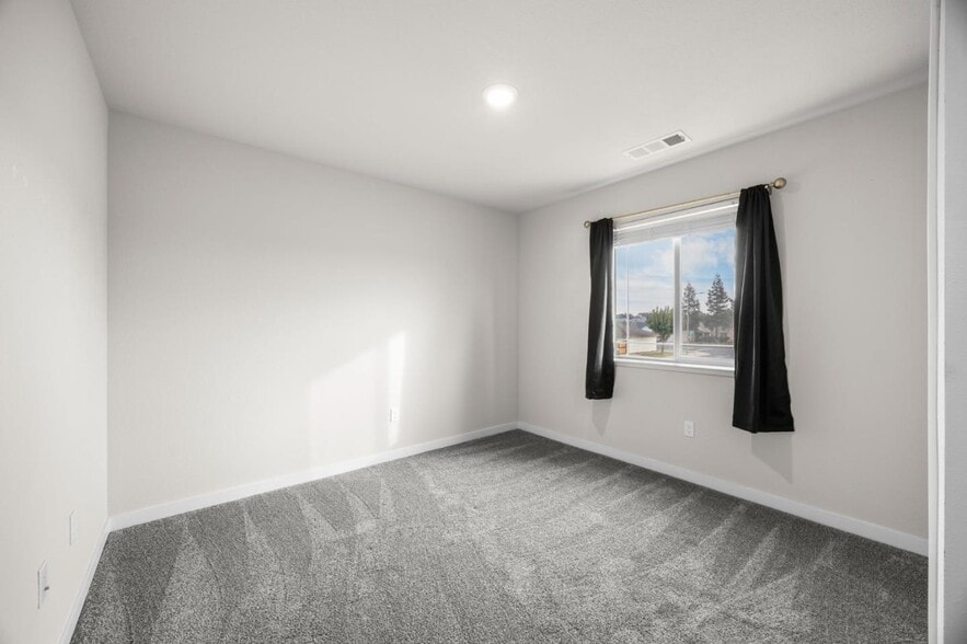 More Photos Of 930 W Alameda St, Manteca Apartments For Sale