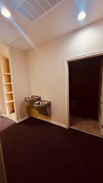 More Photos Of 1464 E Whitestone Blvd, Cedar Park Medical For Lease
