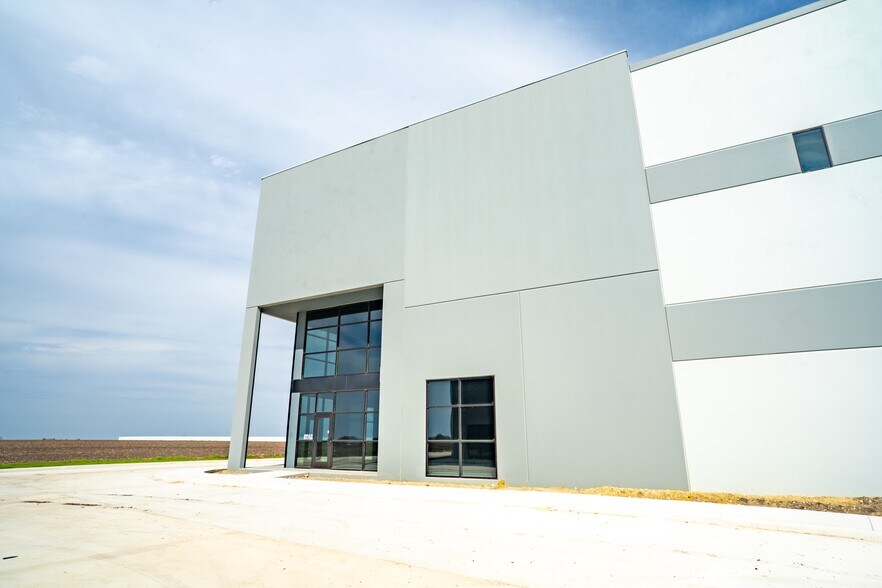More Photos Of 21901 US 79, Taylor Warehouse For Lease