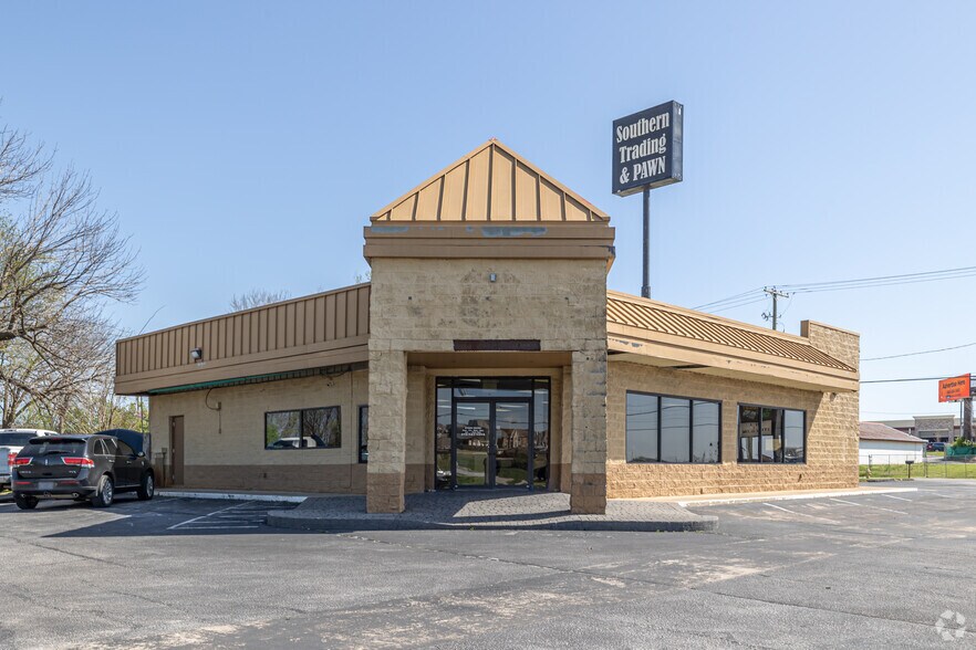 More Photos Of 200 SW Regional Airport Blvd, Bentonville General Retail For Sale
