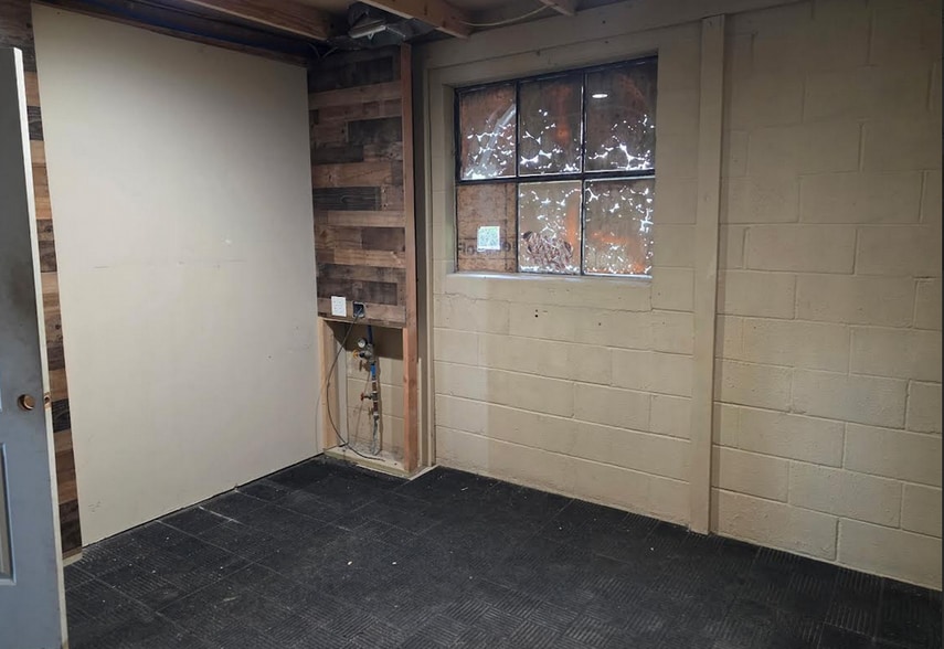 More Photos Of 704 S Metcalf Rd, Louisburg Warehouse For Lease