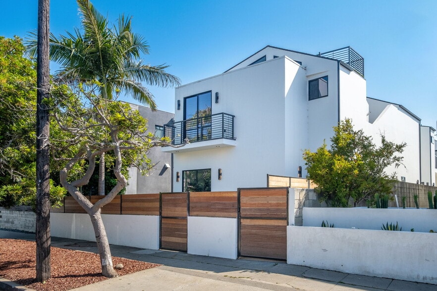 Primary Photo Of 337 6th Ave, Venice Apartments For Sale