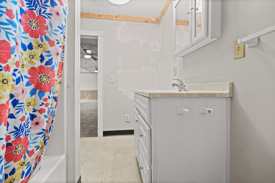 More Photos Of 401 N Main St, Polk General Retail For Sale