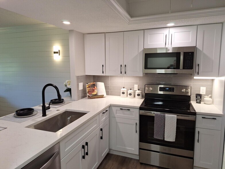 More Photos Of 3700 BENEVA Rd, Sarasota Apartments For Sale