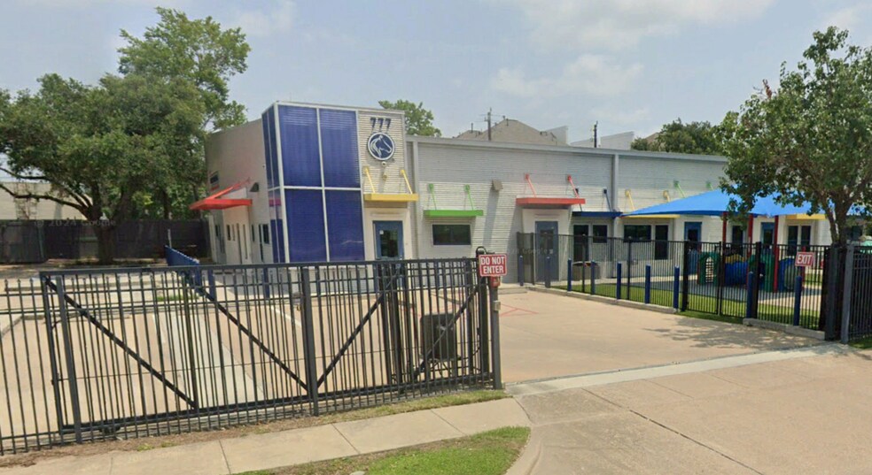 More Photos Of 777 W 23rd St, Houston Freestanding For Sale