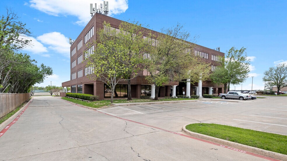 More Photos Of 600 E Taylor St, Sherman Office For Lease