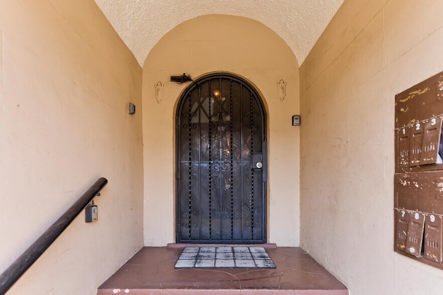 More Photos Of 637 N Spaulding Ave, Los Angeles Apartments For Sale